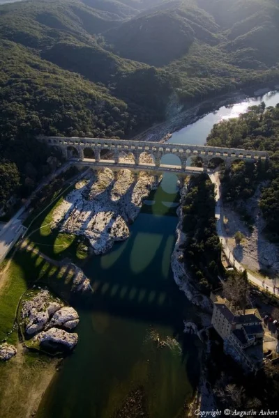 Artktur - Rzymski akwedukt.

Pont du Gard– zachowany w dolinie rzeki Gard odcinek z...