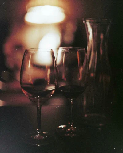 Uogolnienie - Tanie wino na negatywie, canon ae1 program #fotografia #fotouogolnienie...