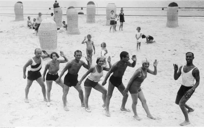 myrmekochoria - Kuracjusze podczas lekcji tańca na plaży prowadzonej przez czarnoskór...