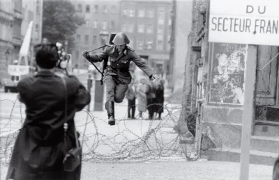 angelo_sodano - Żołnierz NRD w trakcie ucieczki do Berlina Zachodniego, 1961
#vatica...