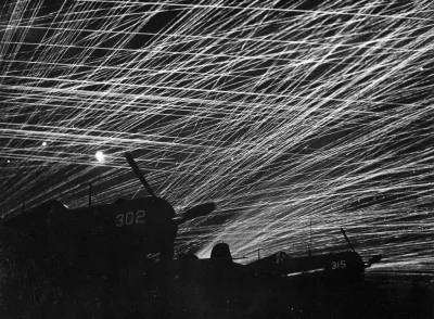 myrmekochoria - Eugene Smith, Ogień przeciwlotniczy w nocy na Okinawie, 1945 rok. 

...