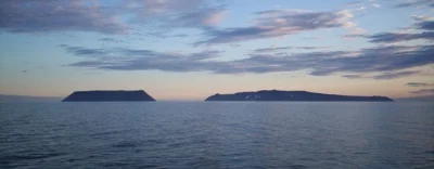 GhostxT - > Wyspy Diomedesa to dwie malutkie wysepki leżące w Cieśninie Beringa. Dzie...