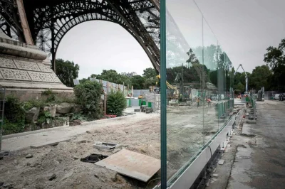 bartkeeee - W Paryżu trwają pracę nad budową szklanego ogrodzenia wokół wieży Eiffla ...