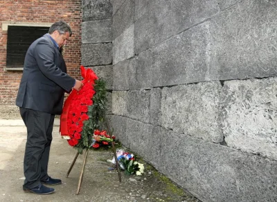 ColdMary6100 - 2016, Auschwitz – Birkenau, wicekanclerz Niemiec Sigmar Gabriel składa...