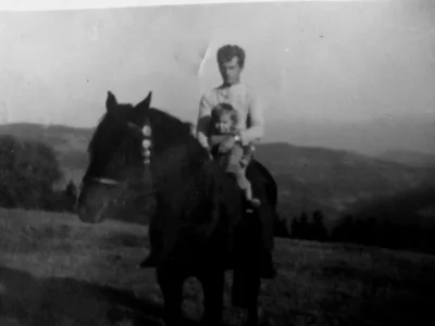 aldi7x - Tak to ja na koniu z tatą, początek lat 70. Rodzice pochodzą z gór a ja mies...