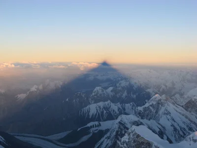 Rozbrykany_Kucyk - Ponad stukilometrowy cień rzucany przez K2.
#earthporn #kalkazred...
