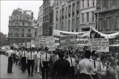 liberalnysernik - Zdjęcie poniżej przedstawia pierwszą paradę równości w Londynie, kt...