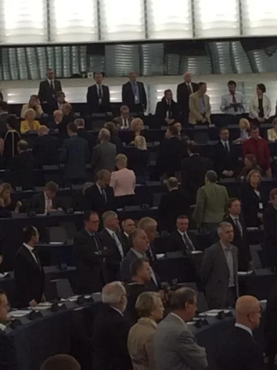 d.....j - Część posłów odwrócona plecami w czasie Ody do radości

#knp #polityka #eur...