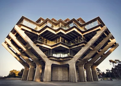 cheeseandonion - Biblioteka Geisel w San Diego

#architektura #redditszper #ciekawo...