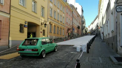 superduck - Wiecie co kręcą na bednarskiej w #warszawa? Całą drogę wylożyli na płasko...