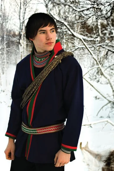 johanlaidoner - Okolice Tärnaby, Szwecja. Lapoński chłopak w tradycyjnym stroju ludow...