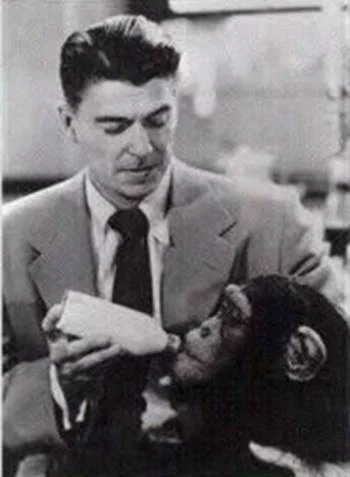 Jogibabu - Rzadko publikowana fotografia: 1962 rok, Ronald Reagan karmi młodego Barac...