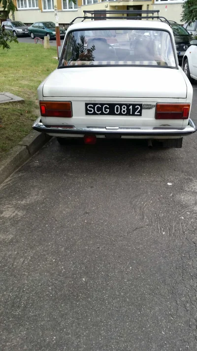 dzieju41 - Spotkany na parkingu.
#czarneblachy #fiat #fiat125p