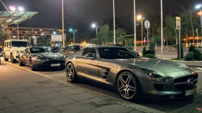 superduck - Takie tam śródmiejskie combo.

Od prawej 
Mercedes Benz SLS AMG (2010-201...
