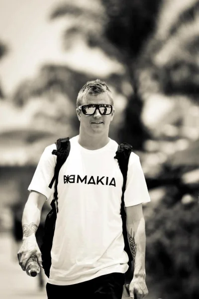 SiekYersky - co za #baws Ktoś wie co to za model oakleyów? 

#f1 #iceman