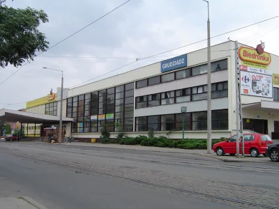 antros - W Grudziądzu logo Biedronki "ozdabia" budynek dworca z każdej strony, a najg...