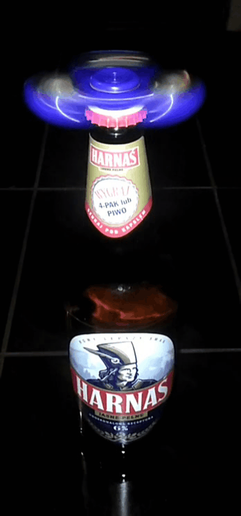 KonstantinB - Czelen dla Tigera ... spinner na butelce piwa Harnaś .... czas obrotów ...