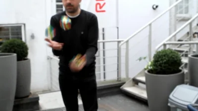 WuDwaKa - Układanie trzech kostek Rubika, podczas żonglowania nimi w niecałe 20 sekun...
