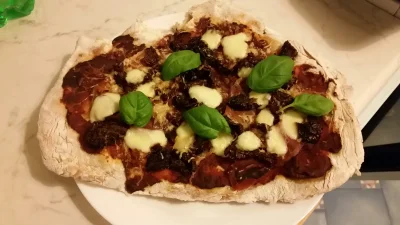 nalia91 - #gotujzwykopem , pizza na cienkim cieście, z suszonymi pomidorami, serem mo...