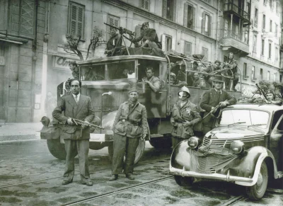 myrmekochoria - Włoscy partyzanci w Mediolanie, 25 kwietnia 1945 roku. Trochę późno d...