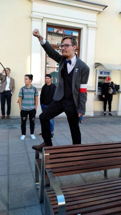 Budo - Tutaj kadr życia polskiego fotografa przedstawiający protestującego narodowca ...