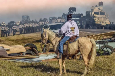 Mesk - Indianin z plemienia Siuksów protestuje budowę rurociągu w Dakocie Północnej
...