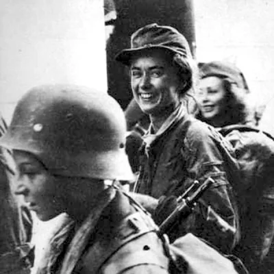 s.....w - Uśmiechnięta uczestniczka powstania warszawskiego, 1944 rok.
SPOILER
#cieka...