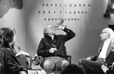 myrmekochoria - Sophie Bassouls, Charles Bukowski pijący z gwinta alkohol podczas pro...