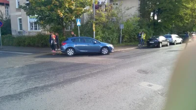 dzyngiel - @kirinasta: w tej okolicy norma, w październiku takiego mistrza parkowania...