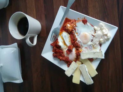 g.....k - Siema keto potwory. Dzis na śniadanie jajka zasmazane na pomidorach i boczk...