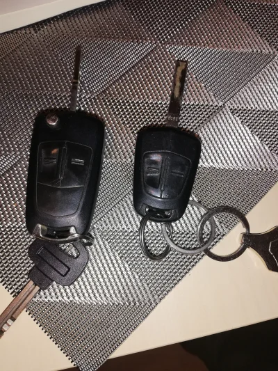 Bakardi - Mam dwa kluczyki do auta ten prawy działa normalnie a tym po lewej mogę tyl...