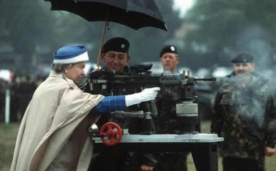 Igoras - Królowa Elżbieta II strzela z karabinu L85. Surrey. Anglia 1993.
#historiaj...