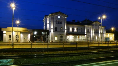 koralowiecc - Dworzec w Kutnie wyremontowali i już nie jest tak brzydko nocą że pękaj...