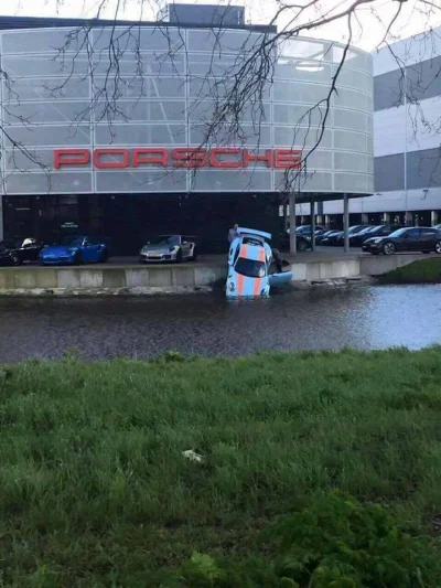 b.....u - Ktoś w salonie Porsche miał dziś kiepski dzień... Fotka z Amsterdamu.
#sam...