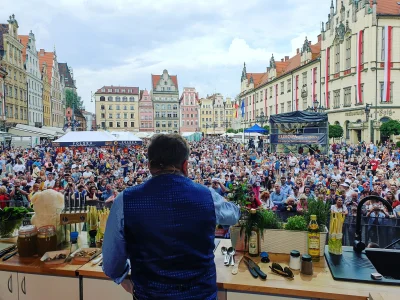 cichanos - Robert Makłowicz podczas koncertu na wrocławskim rynku. Tłum wspaniale baw...