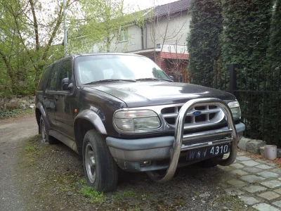 addaam_99 - Wrastający już kilka lat Ford Explorer na tablicach z 2000 roku. 
#czarn...