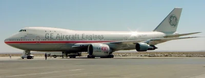 j.....k - @VintageMan: (ʘ‿ʘ) GE90 zamontowany testowo na 747 - jeden silnik jest w st...