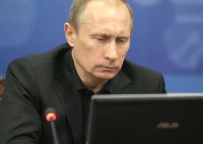 thrawn41 - Rzadkie zdjęcie Putina hakującego Partię Demokratyczną.