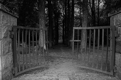 spieprzajdziadu - Wejście na stary cmentarz na mazurach.


#fotografia