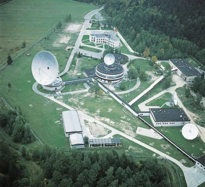 repiv - Radioteleskop pod Kielcami miał 32.5 metra. Nie wiem co się z nim stało chyba...