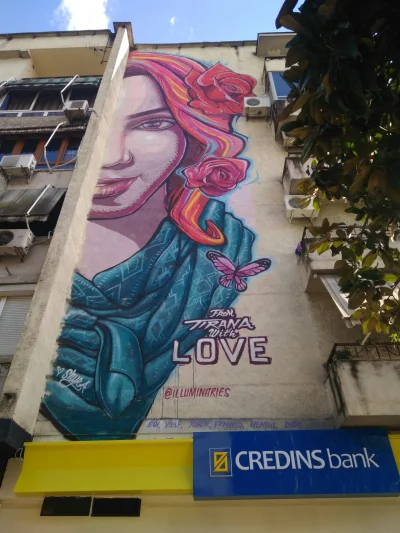 en8de - #streetart w #tirana #albania. Szału muralowego w mieście nie ma, ale są kolo...