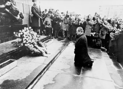 nojak - Kanclerz Willy Brandt przed pomnikiem Bohaterów Getta w Warszawie.
#gruparat...