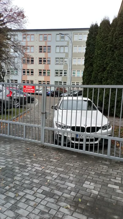 orzak - Profesjonalne zastawiona brama pożarowa przy szpitalu miejskim w Rzeszowie.
#...