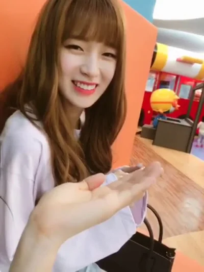 XKHYCCB2dX - #arin #ohmygirl 
#koreanka #gifzdzwiekiem