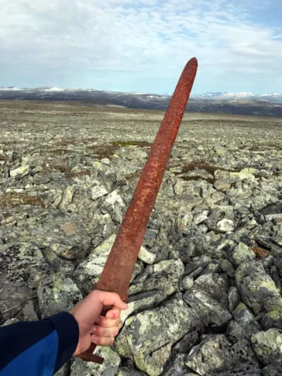 Sadar - W Norwegii znaleźli 1200-letni miecz wikingów zaklinowany pomiedzy skalami.
...