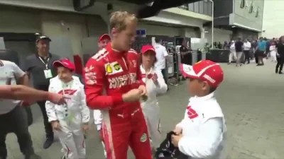 Farezowsky - xDDD Vettel zdejmuje czapke mercedesa dziecku 
 #f1 #vettel