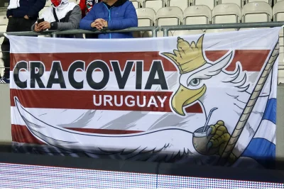 fullversion - Po przebyciu 10 000 km flaga od kibiców z Urugwaju dotarła na Ziemię Św...