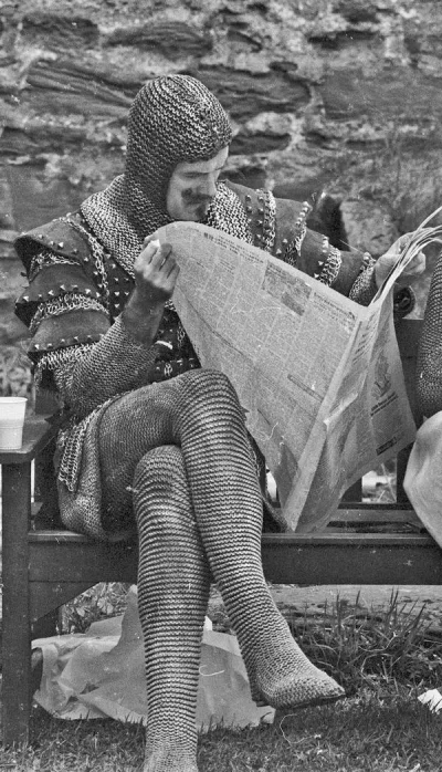 Bianci - John Cleese podczas przerwy na planie Monthy Python i Święty Graal. 1974 r.
...