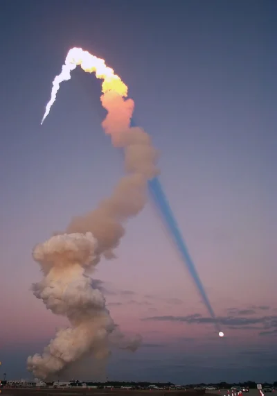 s.....w - Piuropusz dymu ze startującego promu Atlantis rzuca cień w stronę księżyca ...