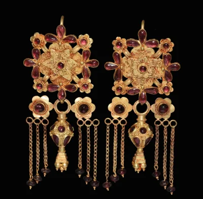 Ponczka - Kolczyki ze złota i granatów wykonane w starożytnej Grecji ok. IV w p.n.e.
...